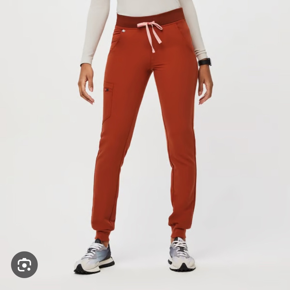 Figs Women's Rust Jogger Pants